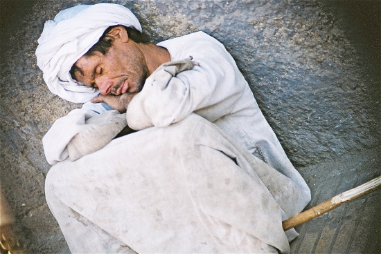 Pausenschlaf eines Straßenkehrers in Luxor / Ägypten