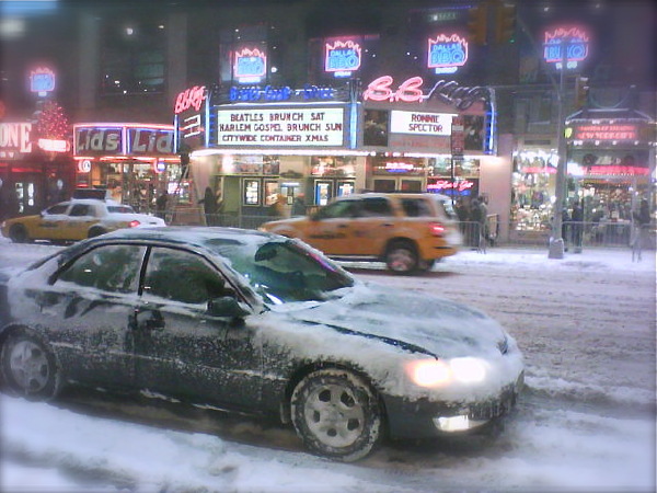 New York: Nächtliche Impressionen von Autos, Schnee und Neon-Reklame
