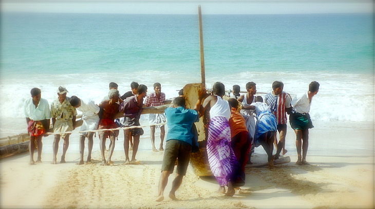 sri lanka: fischer bringen auslegerboot zu wasser