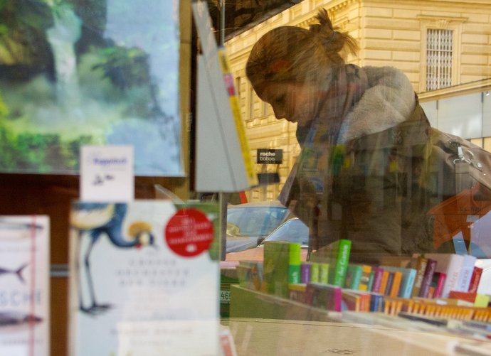 Mädchen vorm Buchladen in der Wiener Innenstadt